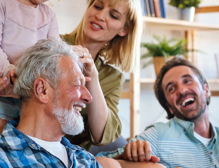 Familie lacht zusammen