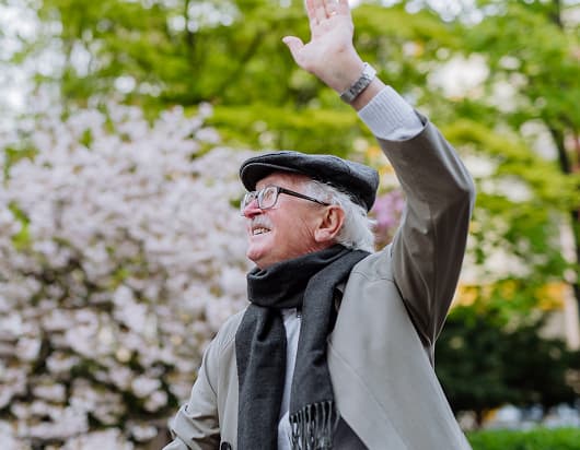 Aktiver Senior winkt