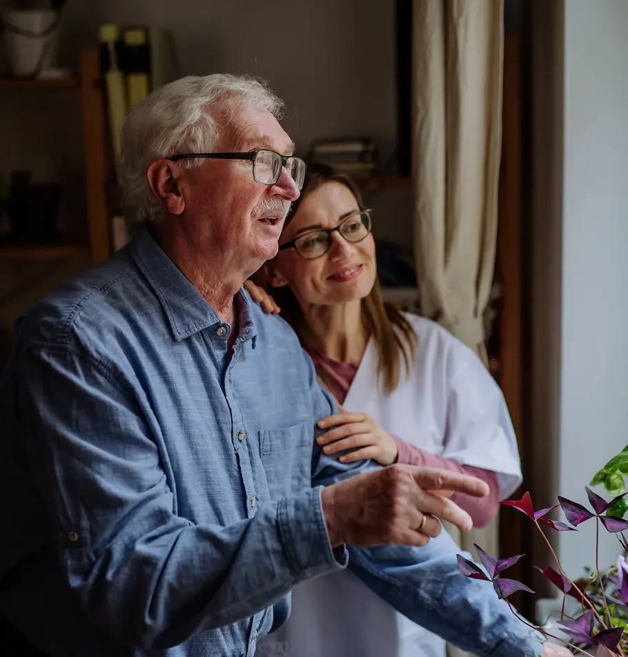 Senior mit Angehoerigen gemeinsam zuhause