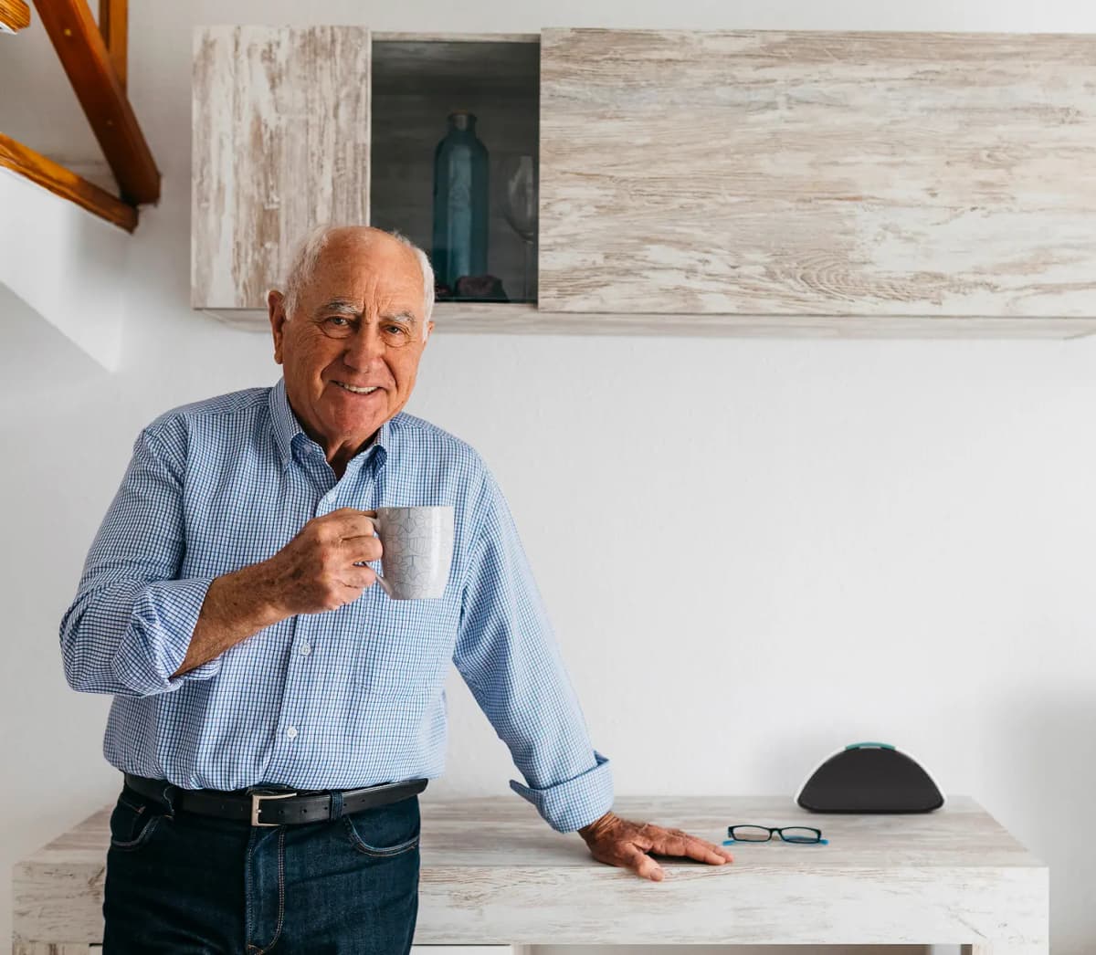 Senior mit Kaffee zuhause neben lifeo Station